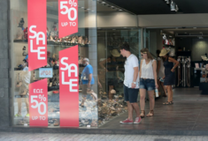 Θερινές εκπτώσεις 2025: Πότε ξεκινούν και ποια Κυριακή θα είναι ανοιχτά τα καταστήματα 