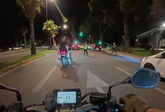 Αυτοσχέδιοι αγώνες στη Βουλιαγμένη: Η στιγμή που οδηγός επιχείρησε να διαφύγει - Τρεις συλλήψεις 