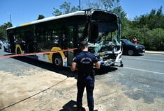 Τροχαίο με λεωφορεία στη Βούλα: Στο χειρουργείο 47χρονη πολυτραυματίας