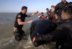 ΜΕΤΑΝΑΣΤΕΣ ΜΑΓΧΗ ΓΑΛΛΟΣ ΑΣΤΥΝΟΜΙΚΟΣ ΜΑΧΑΙΡΙ ΒΑΡΚΑ