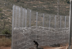Το Ισραήλ έχτισε μεταλλικό φράχτη γύρω από ολόκληρη πόλη στη Δυτική Όχθη: «Η Σινζίλ έχει μετατραπεί σε φυλακή»