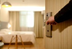 Κρήτη: 23χρονος μπήκε σε λάθος δωμάτιο και κατηγορείται για βιασμό 22χρονου