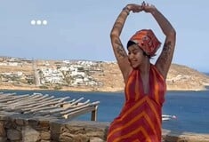Η Cardi B κάνει διακοπές στη Μύκονο και δηλώνει ενθουσιασμένη