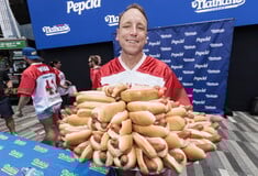 70,5 χοτ ντογκ σε 10 λεπτά: Ο Αμερικανός Joey Chestnut κέρδισε τον πιο διάσημο διαγωνισμό υπερφαγίας