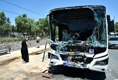 Τροχαίο με λεωφορεία στη Βούλα: Φρουρούμενη νοσηλεύεται η 55χρονη οδηγός - 14 επιβάτες παραμένουν στα νοσοκομεία