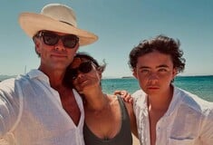 Ο πρωταγωνιστής του White Lotus, Walton Goggins, μοιράζεται στιγμιότυπα από την Ελλάδα: «Η Αγία Τριάδα μου»