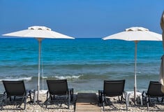 Έως 235 ευρώ για μια ξαπλώστρα στην πρώτη σειρά - Το κόστος του μπάνιου στην Αττική