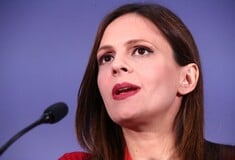 Έφη Αχτσιόγλου: Η πρώτη φωτογραφία με τον γιο της από το μαιευτήριο