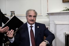 Τι σημαίνει το διπλωματικό επεισόδιο στη Λιβύη – Γιατί ο Χαφτάρ απέλασε την ευρωπαϊκή αποστολή από τη Βεγγάζη