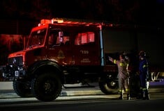 Φωτιά τώρα στα Άνω Λιόσια κοντά στον Προαστιακό