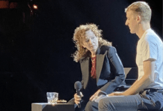 Η Nan Goldin συγκλονίζει στην Aρλ: «Αυτό που συμβαίνει στη Γάζα είναι η πρώτη γενοκτονία σε live μετάδοση»