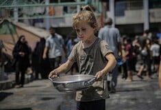 Γάζα: Νεκρά παιδιά σε ουρά αναμονής για συμπληρώματα διατροφής από ισραηλινή επίθεση