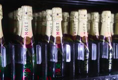 Η Moët στη δίνη εργασιακών σκανδάλων: Μοιάζει με «παλιομοδίτικη βασιλική αυλή μισογύνηδων»