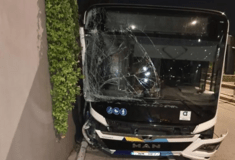 Τροχαίο στη Βουλιαγμένης: Λεωφορείο κινήθηκε χωρίς οδηγό για 150 μέτρα και ξήλωσε κολώνες φωτισμού