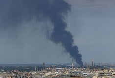 Φωτιά: Μαίνεται η πυρκαγιά σε εταιρεία ανακύκλωσης στη Σίνδο - Ενισχύθηκαν οι δυνάμεις της Πυροσβεστικής