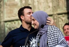 Μαχμούντ Χαλίλ: Ο ακτιβιστής μηνύει την κυβέρνηση Τραμπ για παράνομη κράτηση και ζητά 20 εκατ. δολάρια