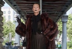 Μοντέlο με Πάρκινσον περπάτησε στην πασαρέλα της Balenciaga, αφήνοντας «άφωνες» Νικόλ Κίντμαν και Άννα Γουίντουρ