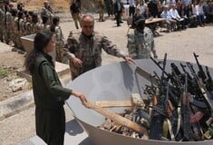 ΡΚΚ: Κούρδοι αντάρτες καίνε τα όπλα τους - Από τη Σουλεϊμανίγια του Ιράκ ξεκίνησε ο αφοπλισμός