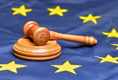 Η Κομισιόν μπλοκάρει κονδύλια σε κυβερνήσεις που υπονομεύουν τη δημοκρατία