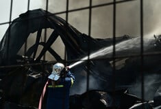 Ριτσώνα: Μαίνεται η μεγάλη φωτιά στο εργοστάσιο - Μαύροι καπνοί κατέκλυσαν την περιοχή