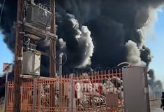 Ριτσώνα: Μαίνεται η μεγάλη φωτιά στο εργοστάσιο - Μαύροι καπνοί κατέκλισαν την περιοχή