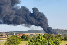 Φωτιά σε εργοστάσιο ανακύκλωσης στην Αλεξανδρούπολη - Μήνυμα του 112 «κλείστε πόρτες και παράθυρα»