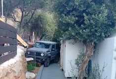 Τήνος: Τζιπ παρασύρθηκε από τον αέρα και έπεσε μέσα σε σπίτι