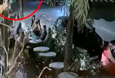 Τροχαίο στο Κολωνάκι: Βίντεο από στιγμή που το τζιπ πέφτει πάνω στο εστιατόριο