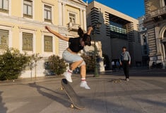 Κάθε απόγευμα Τρίτης οι Αθηναίες μαθαίνουν να κάνουν skate στην πλατεία Κοτζιά