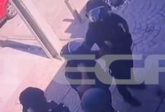 Αχαρνές: Η στιγμή που οι αστυνομικοί μπαίνουν στο κατάστημα που κλείδωσαν τους ληστές