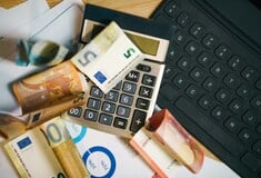 Επίδομα άδειας 2025: Πότε καταβάλλεται, πώς το υπολογίζεται και ποιοι θα το λάβουν αυξημένο φέτος;