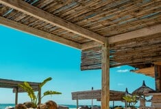 Θεσσαλονίκη: «Μας κλώτσησαν» λένε ωφελούμενοι ΚΑΠΗ για beach bars που τους αρνήθηκαν την είσοδο