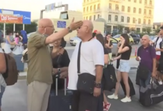 Ρεπόρτερ «σώζει» επιβάτες από λάθος πλοίο: «Αυτό πάει Πάρο, γιατί περιμένετε εδώ;»