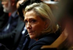Η Λεπέν απειλεί να ανατρέψει τον Μακρόν λόγω κατάργησης αργιών και περικοπών 44 δισ. ευρώ