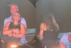 Η «kiss cam» τον πρόβαλε με συνεργάτιδά και όχι τη σύζυγό του - Aμηχανία για CEO σε συναυλία των Coldplay