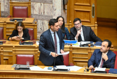 Αντιπαράθεση Κυρανάκη – Κουτσούμπα στη Βουλή για τη σύγκρουση συρμού με Ι.Χ. στην Πάτρα