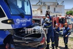 Σύγκρουση συρμού του Προαστιακού με Ι.Χ. στην Πάτρα – Απεγκλωβίστηκε τραυματισμένος ο οδηγός