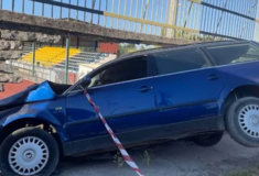 Ηγουμενίτσα: Καταδίωξη με σύγκρουση ΙΧ σε τοίχο γηπέδου – Επτά συλλήψεις, αναζητείται ο διακινητής