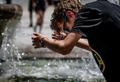 Η εξέλιξη του καύσωνα μέχρι την Τετάρτη: Οδηγίες προστασίας από τη ζέστη των 43°C