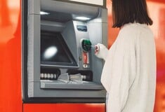 Χρεώσεις σε ΑΤΜ: «Μηδενίζονται όλες» ανακοίνωσε ο Κυριάκος Πιερρακάκης
