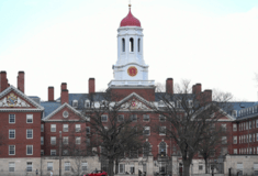 Harvard και κυβέρνηση Τραμπ στα δικαστήρια για τις χρηματοδοτήσεις που «κόβει» ο Λευκός Οίκος