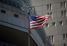 ΗΠΑ: Καταγγελίες για βασανιστήρια μεταναστών σε φυλακές της ICE - Τους αναγκάζουν να γονατίσουν και να φάνε σαν σκυλιά