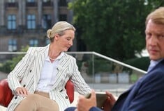 Σατιρικό τραγούδι κατά του AfD διακόπτει live συνέντευξη της ακροδεξιάς Άλις Βάιντελ στη Γερμανία