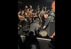 Lady Gaga: Σκόνταψε και έπεσε on stage στη συναυλία στο Λας Βέγκας
