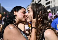 Η Ιταλία αναγνωρίζει γονεϊκή άδεια στη μη βιολογική μητέρα σε ομόφυλο ζευγάρι