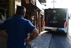 Μενίδι: Λεωφορείο συγκρούστηκε με σταθμευμένο όχημα και κολώνα φωτισμού