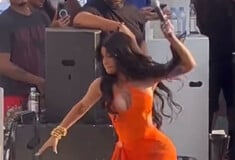 Cardi B: Την μήνυσε γυναίκα στην οποία πέταξε το μικρόφωνο κατά τη διάρκεια συναυλίας