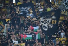 Πέντε προσαγωγές οπαδών της ΑΕΚ πριν τον αγώνα με τη Χάποελ – Κρατούσαν σημαίες της Παλαιστίνης