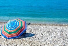 Δονούσα: Ομπρέλα παρασύρθηκε από τον αέρα και κατέληξε σε πόδι λουόμενης 