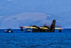 Κορινθία: Βίντεο από τη ρυμούλκηση του Canadair μετά την προσθαλάσσωσή του στο Βραχάτι